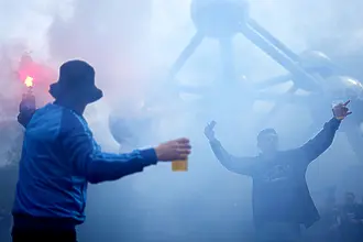 Трима фенове на Брюж задържани в Казахстан заради костюми на Борат