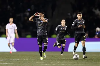 Карабах нокаутира Айнтрахт в края и е близо до чудото