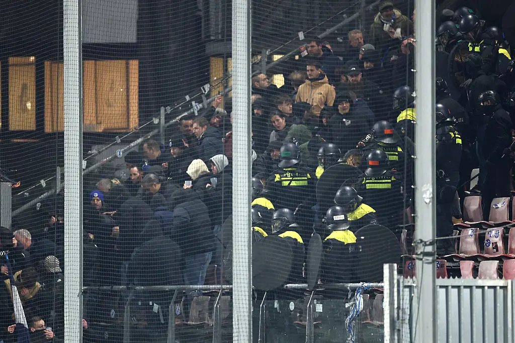 Бой между фенове на Генк и полиция на стадиона в Утрехт / Getty Images 