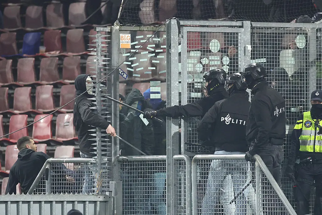 Бой между фенове на Генк и полиция на стадиона в Утрехт / Getty Images 
