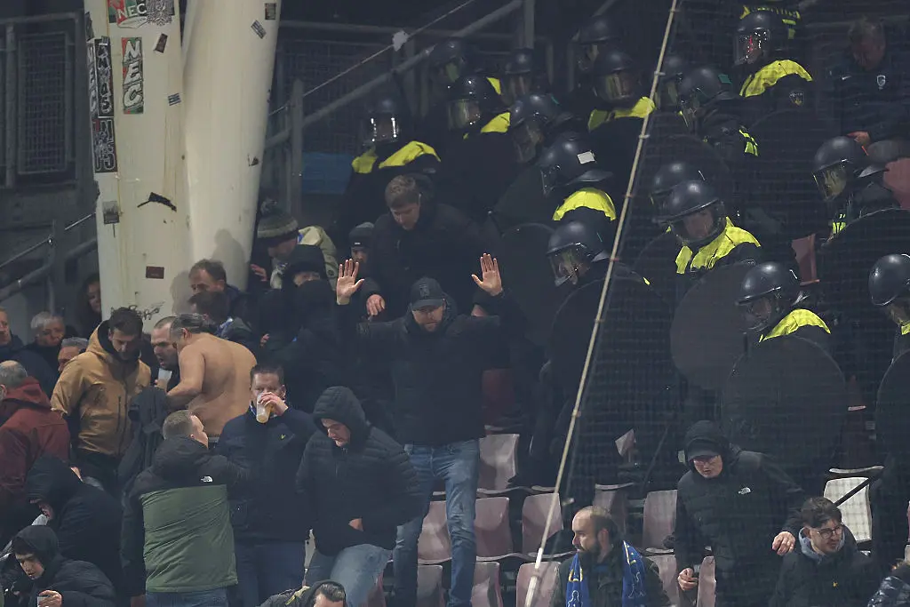 Бой между фенове на Генк и полиция на стадиона в Утрехт / Getty Images 