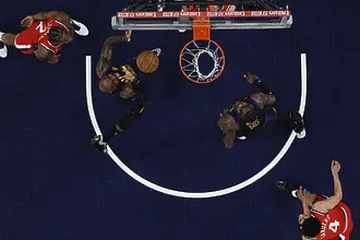 Лейкърс се провали в дербито на Ел Ей въпреки феноменален Дончич и скандала с ЛеБрон (ВИДЕО)