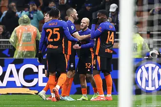 Росен Божинов гледа от трибуните как Пиза ядоса Интер и си изяде боя