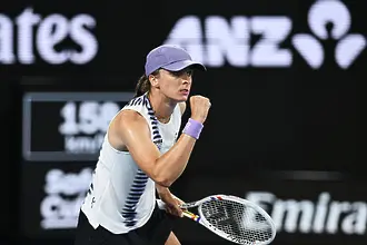 Швьонтек продължава напред след странен мач, Осака се отказа