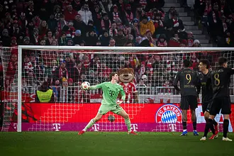 Мюнхен е превзет! Байерн се сгромоляса след вратарска грешка в Дербито на Бавария