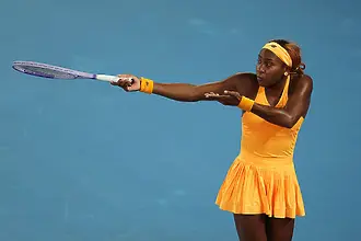 Смачкаха я на корта, после тя смачка ракетата си (ВИДЕО) 