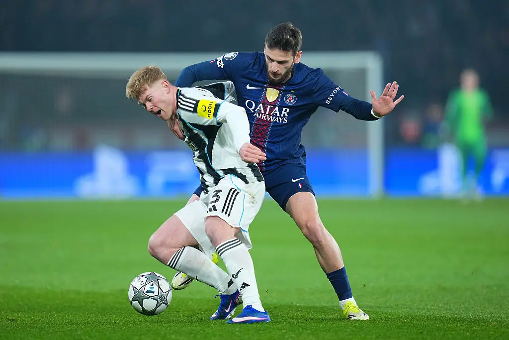 Люис Хол срещу Хвича Кварацхелия / Getty Images 