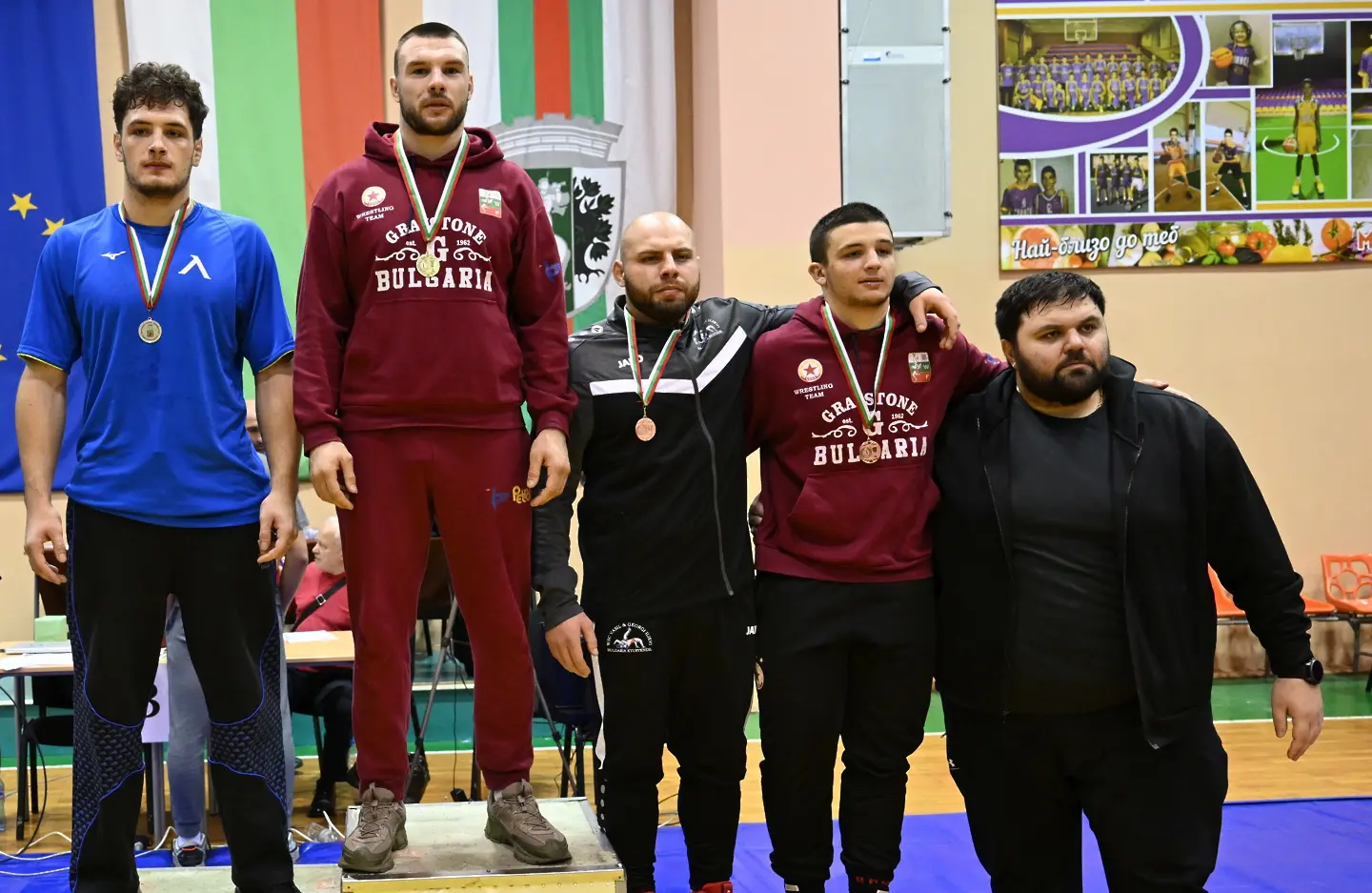 Кирил Милов на върха на почетната стълбичка / bulwrestling.bg