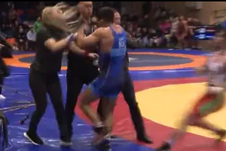 Свада на първенството в Сливен: съдийка вкара юмрук на борец, майка му се намеси (ВИДЕО)