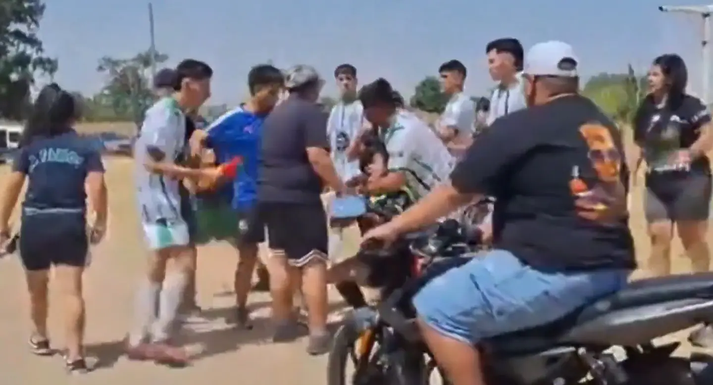 Сцена от мача между Кооператива Либертад и Банда дел Мой / X/Hechos y Derecho