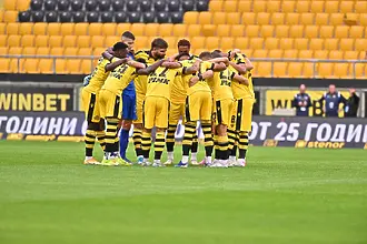 Ботев Пловдив подписа договор с подобрени условия с доставчика на фланелките си