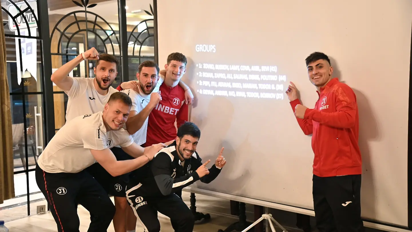 Играчите на Локомотив Пловдив си спретнаха викторина в Турция