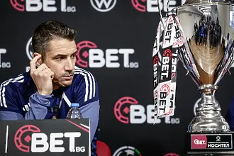 Хулио Веласкес притеснен от състоянието на терена преди финала за Суперкупата (ВИДЕО)