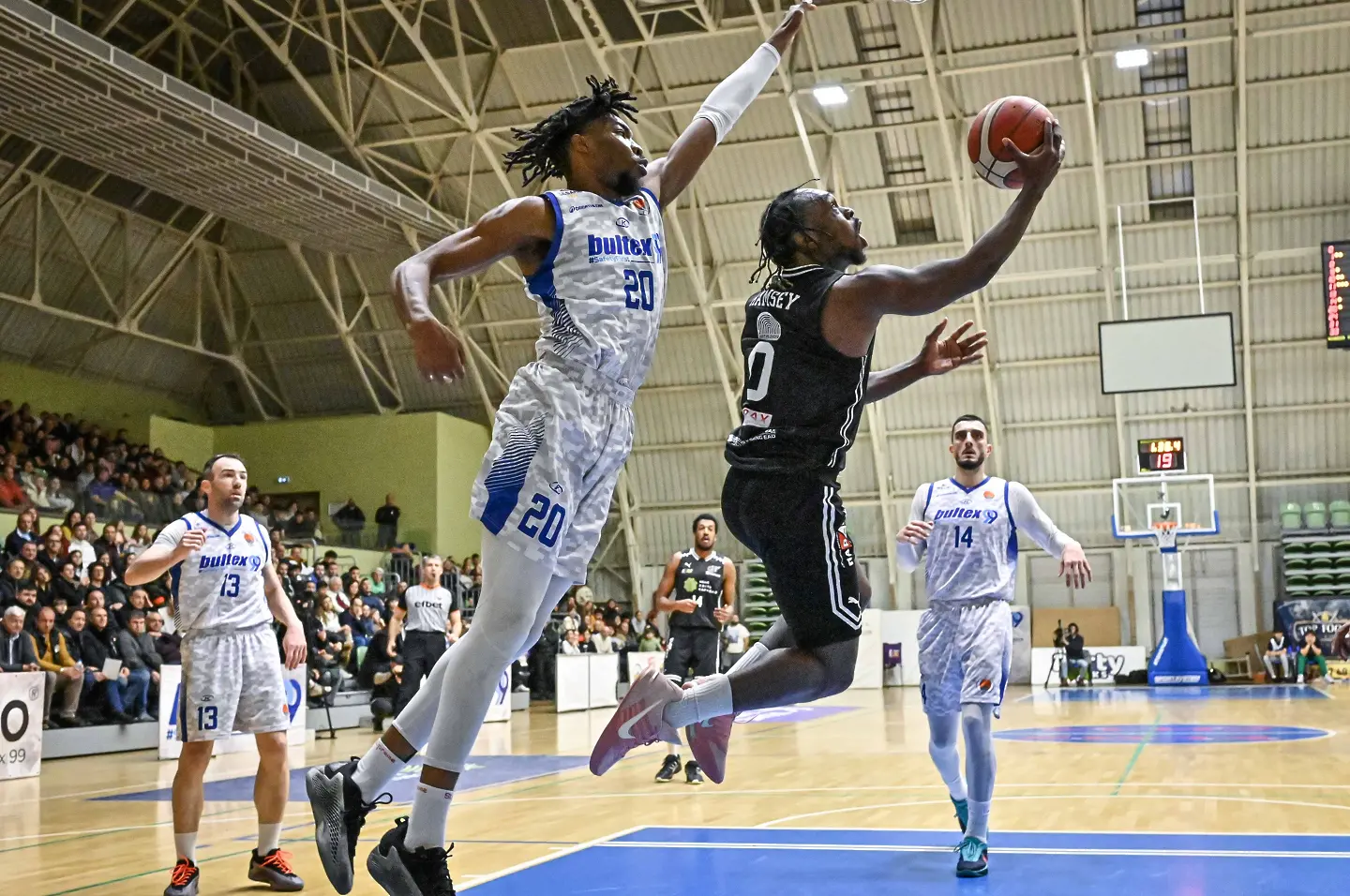 Академик Пловдив срещу Локомотив Пловдив / startphoto.bg 