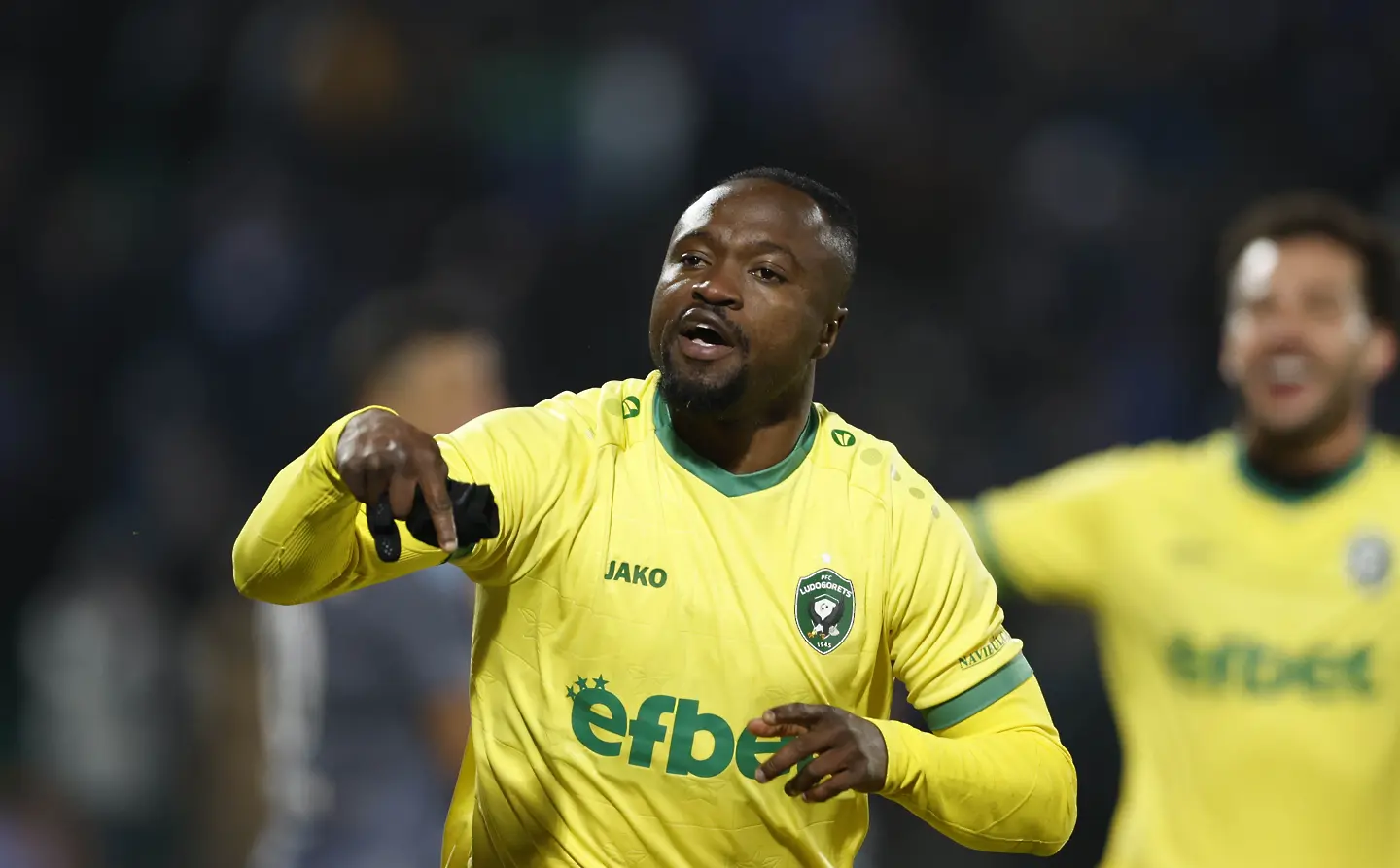 Расистки скандал! Фенове на Левски нападнаха героя на Лудогорец (ВИДЕО)