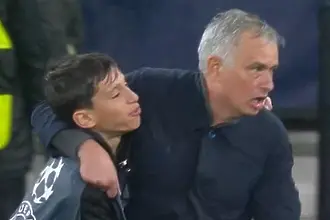 Историята на момчето с топката, което празнува с Моуриньо в Шампионска лига