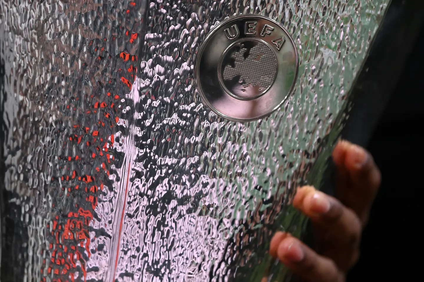 Трофей от Лига Европа / Getty Images