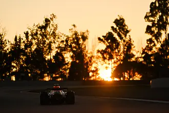 Макларън с проблеми в Барселона, Астън Мартин най-накрая дебютира