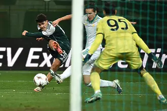 Червен картон и комични грешки не попречиха - Рома през иглени уши в топ 8 на ЛЕ