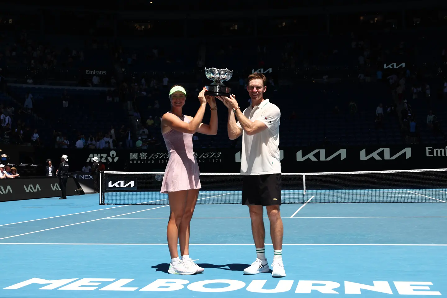 Оливия Гадецки и Джон Пиърс / Getty Images