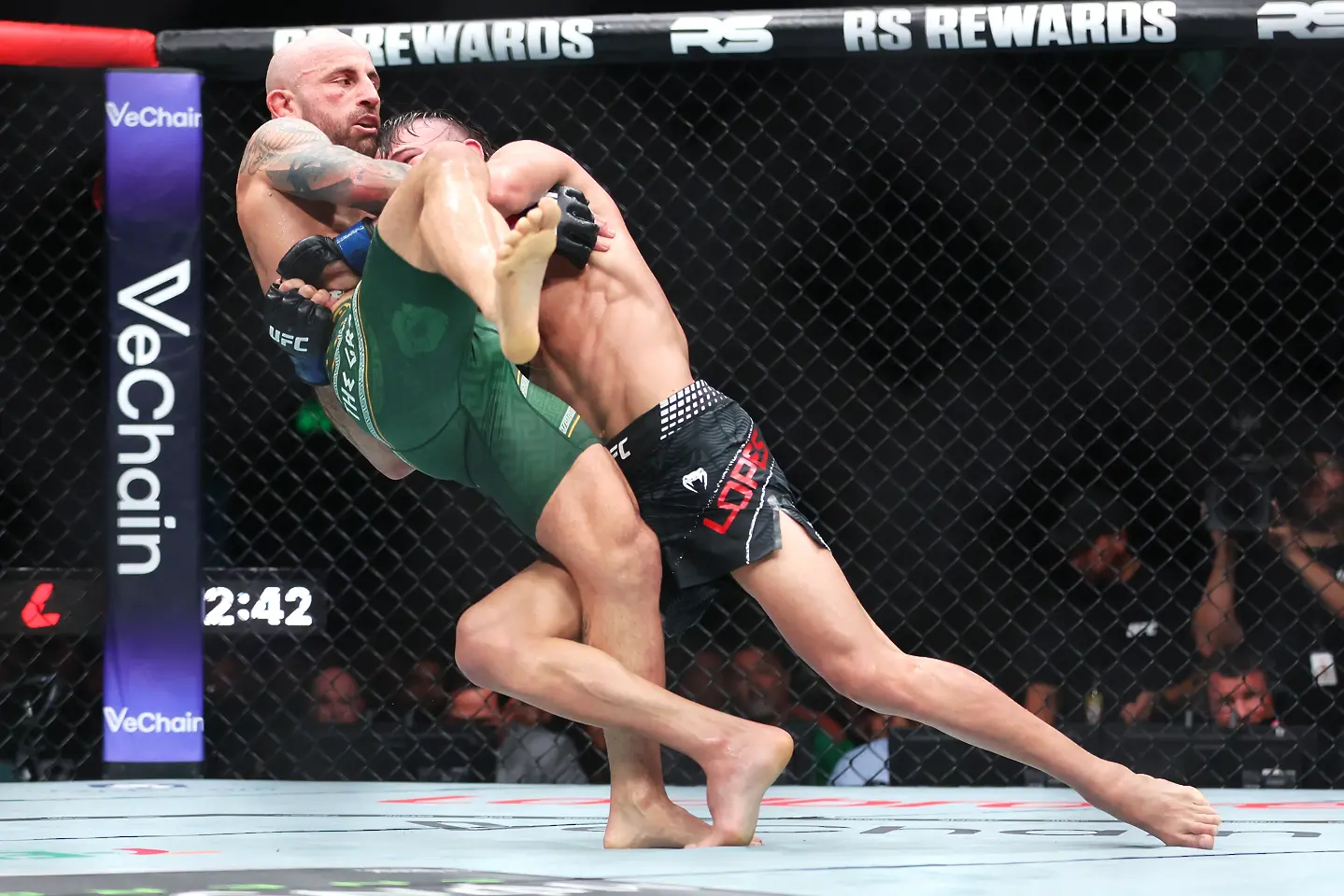 Волкановски защити титлата си срещу Лопес в зрелищен реванш / Getty Images