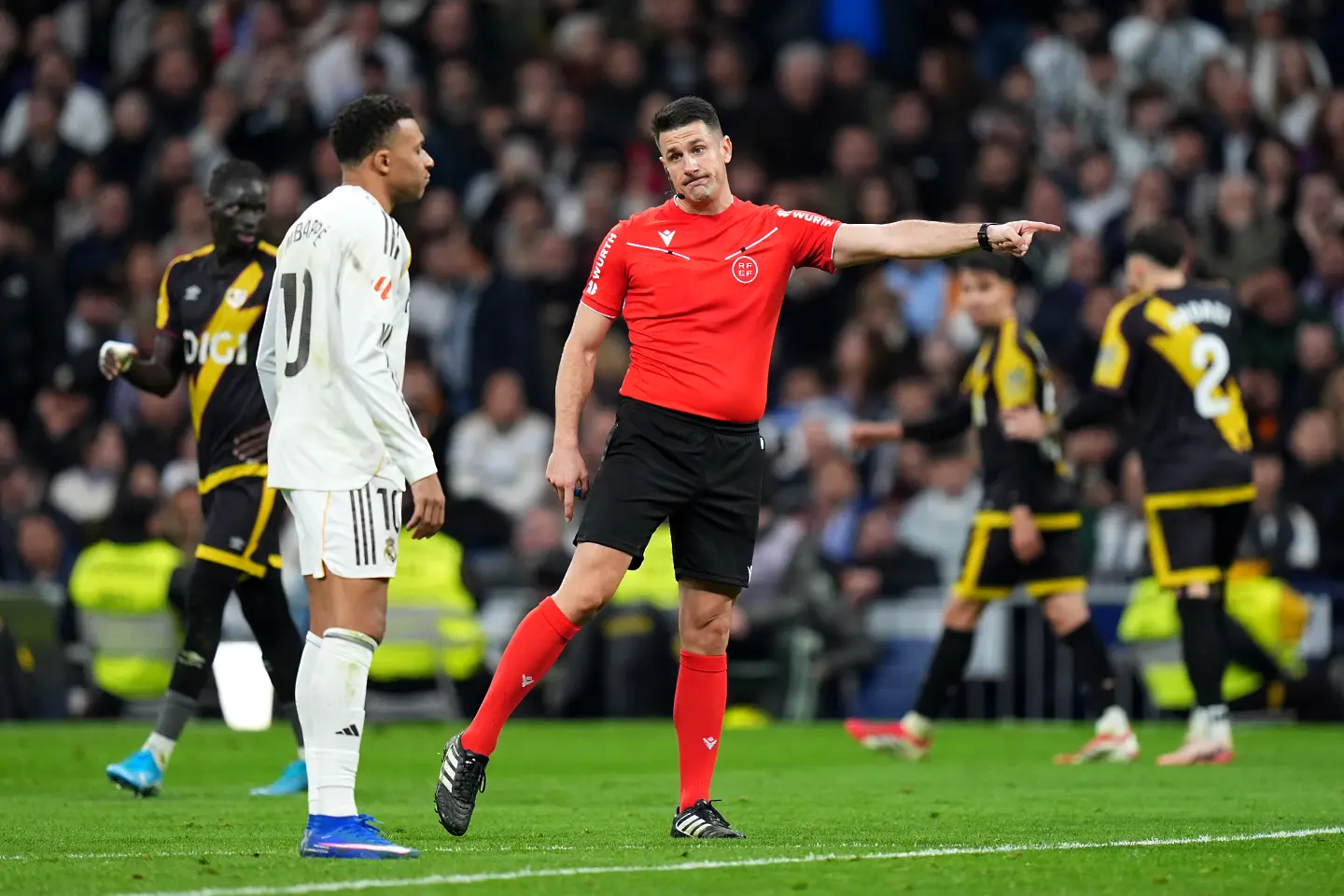 Килиан Мбапе и Исидро Диас де Мера, Реал Мадрид - Райо Валекано / Getty Images