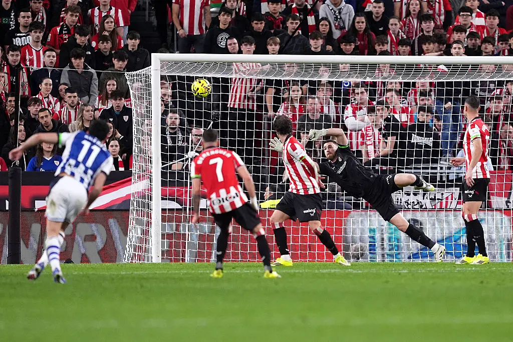 Гонсало Гедеш вкарва на Атлетик Билбао / Getty Images 
