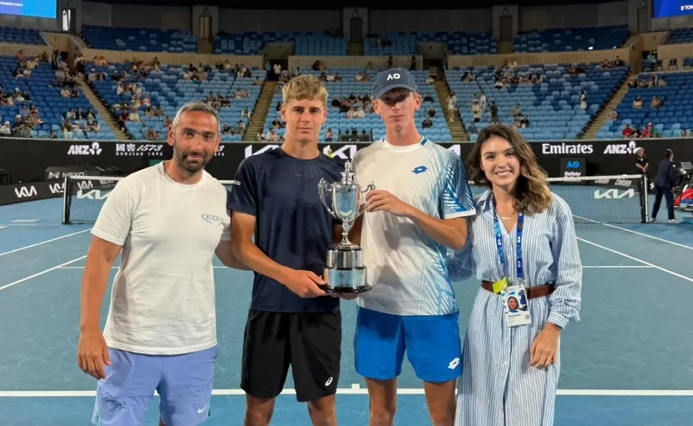 Манук Хиндлиян най-вляво на снимката до Димитър Кисимов и Конър Дойг / БФТенис