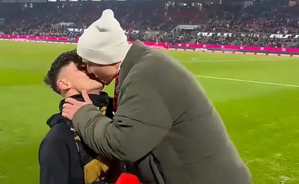 Романтично - германски съдия поиска ръката на приятеля си пред хиляди фенове (ВИДЕО)