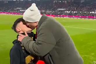 Романтично - германски съдия поиска ръката на приятеля си пред хиляди фенове (ВИДЕО)