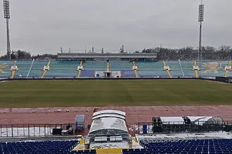 Изчистиха терена на Националния стадион преди Лудогорец - Левски