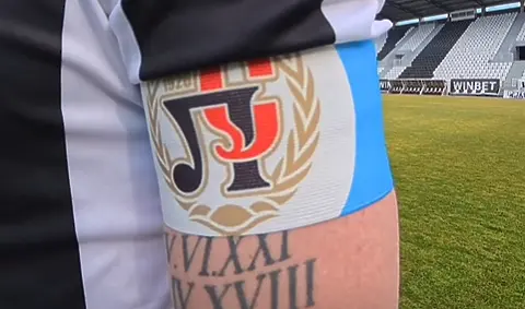 Една от новите капитански ленти на Локомотив Пловдив / facebook.com/lokomotivplovdiv