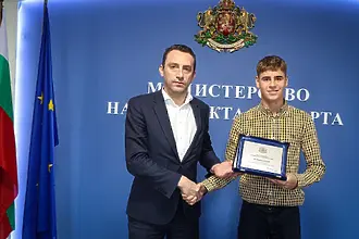 Българският шампион от Australian Open получи награда от министъра на спорта