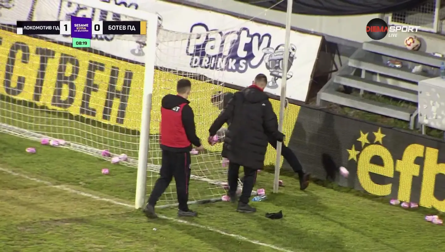 Трибуна Бесика хвърли дамски превръзки по Даниел Наумов / Diema Sport