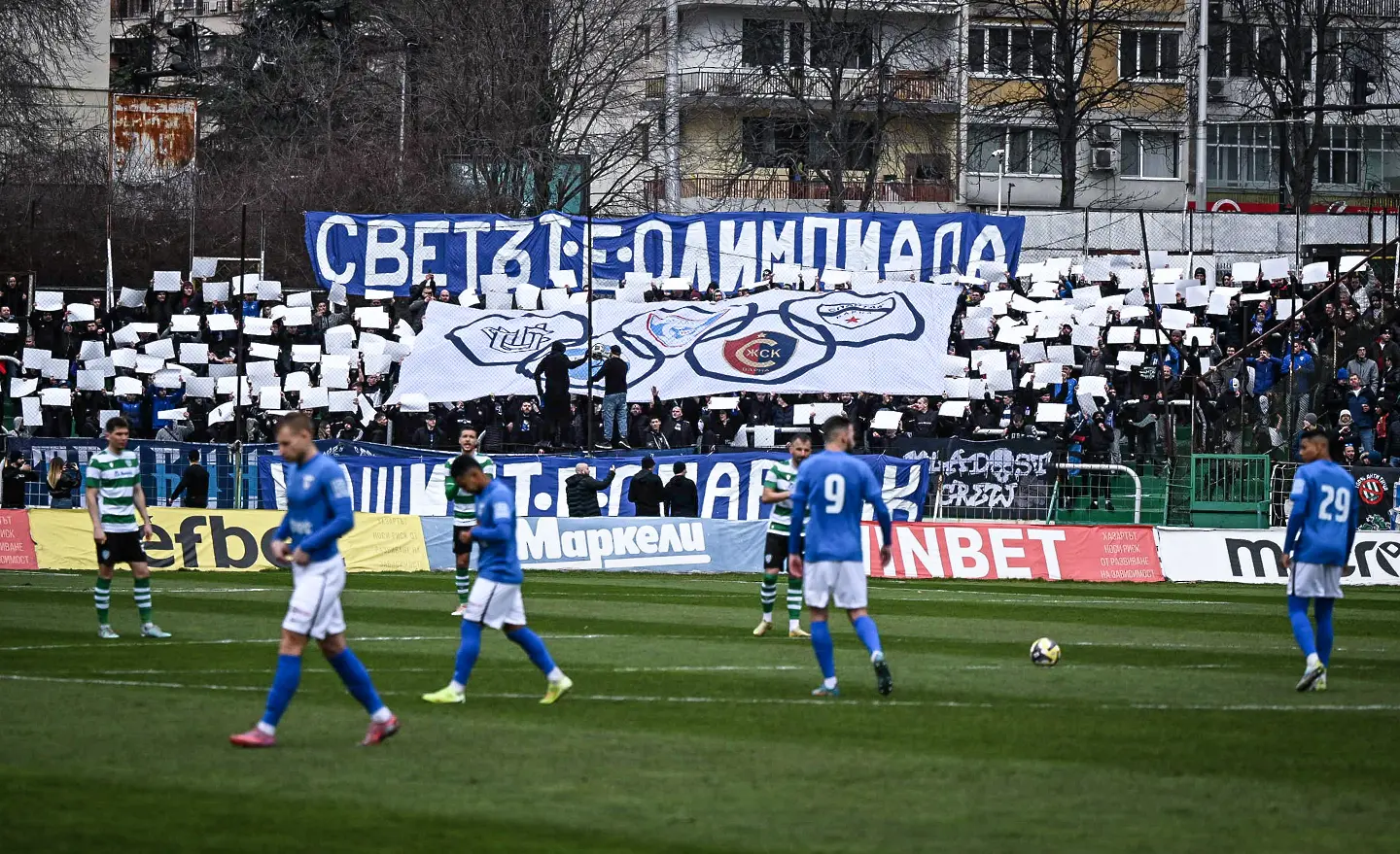 Фенове и футболисти на Спартак Варна в дербито с Черно море / startphoto.bg 