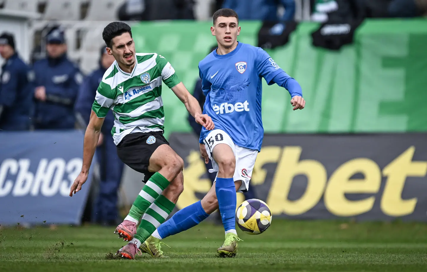 Мартин Георгиев получи директен червен картон след намесата на ВАР заради нарушението, което извърши срещу Асен Чандъров / startphoto.bg