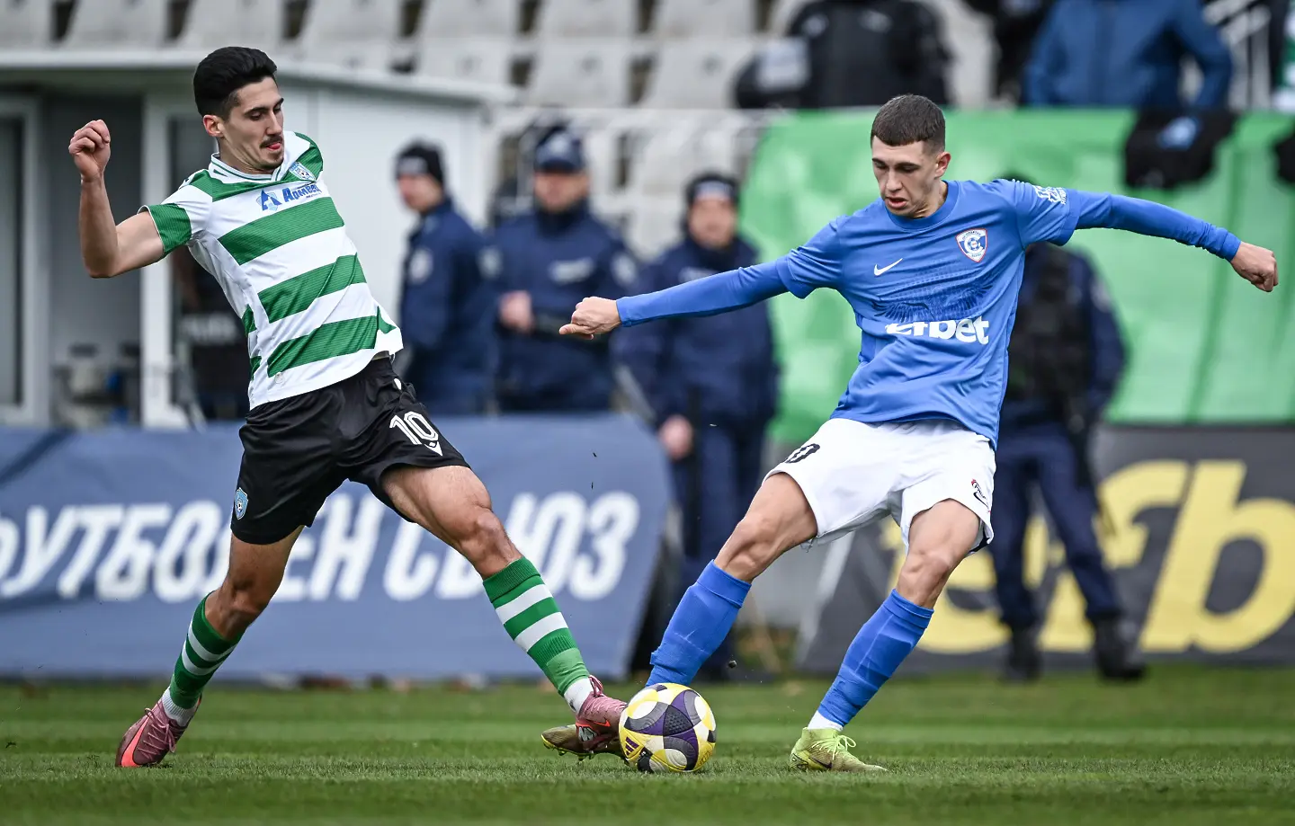 Мартин Георгиев получи директен червен картон след намесата на ВАР заради нарушението, което извърши срещу Асен Чандъров / startphoto.bg