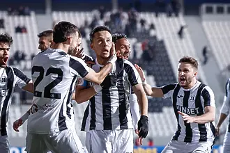 Локо куфее в съблекалнята след триумфа в Дербито с Ботев (ВИДЕО)