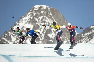 Почувствал болка, но изчакал ден: Сноубордист се оказа със счупен врат преди старта