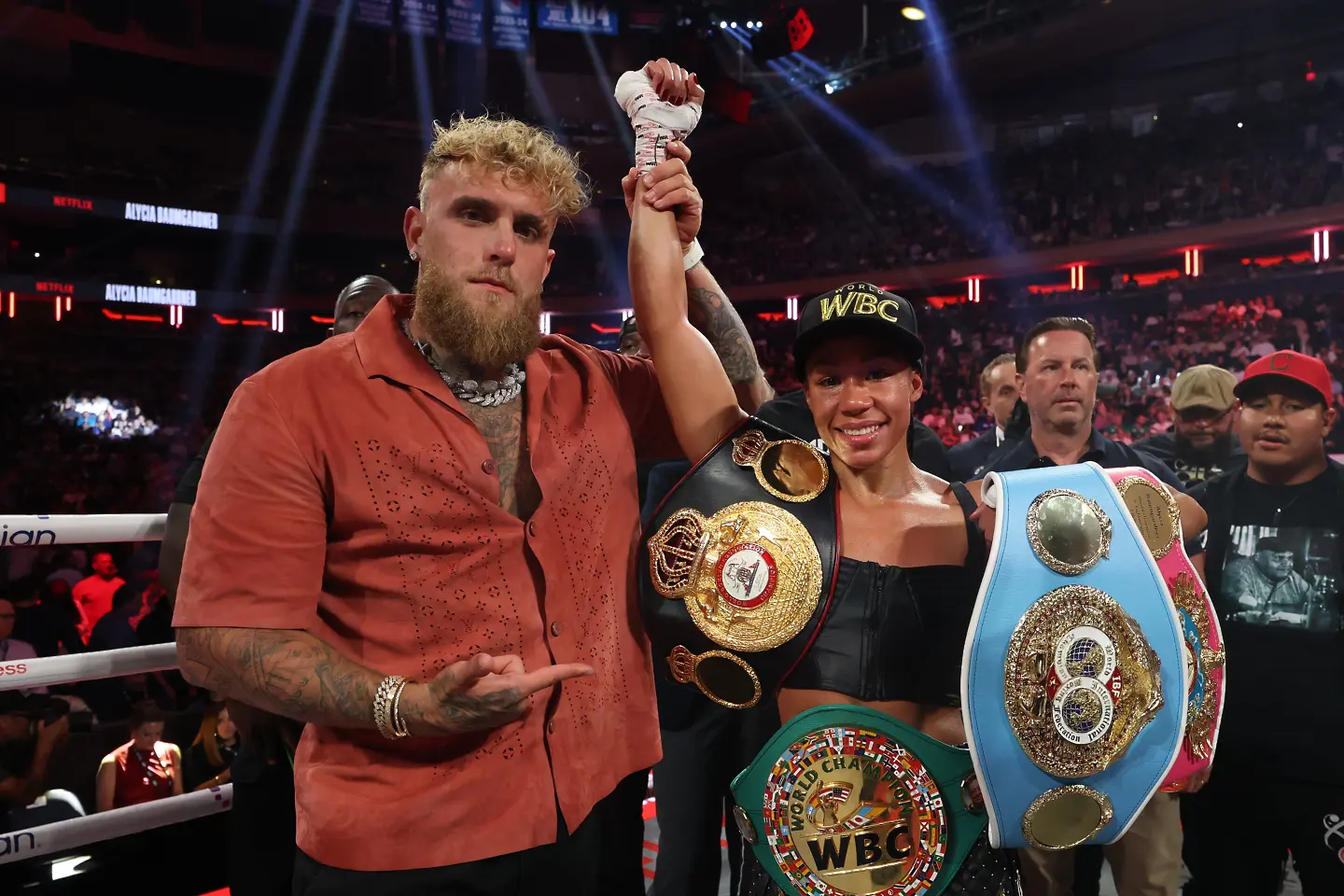 Аманда Серано и нейния промоутър Джейк Пол / Getty Images