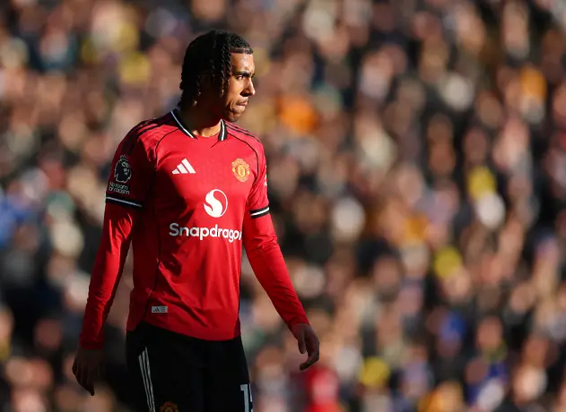 Положението на защитник в Манчестър Юнайтед се влошава