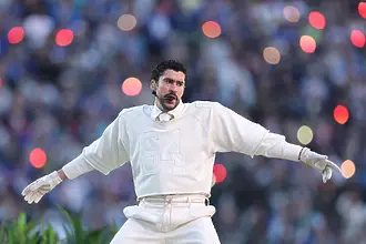 Bad Bunny направи силно впечатление на Супербоул не само с изпълнението си, но и с облеклото си