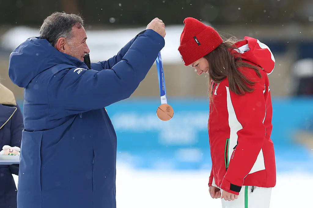 Лора Христова получава бронзовия си медал от Зимните Олимпийски игри в Милано-Кортина / Getty Images 
