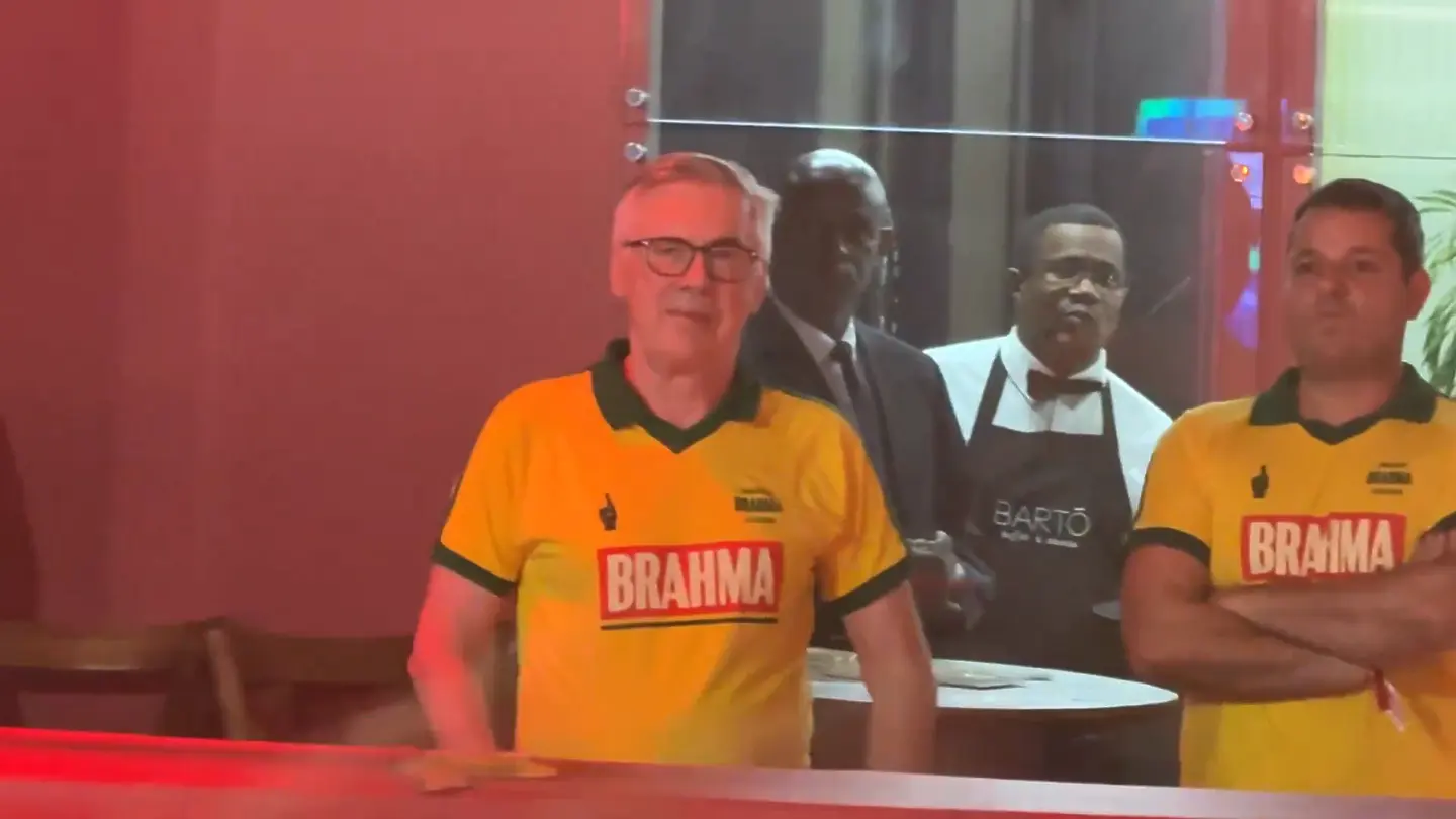 Карло Анчелоти на карнавала в Салвадор / x.com/GabrielleeGomes