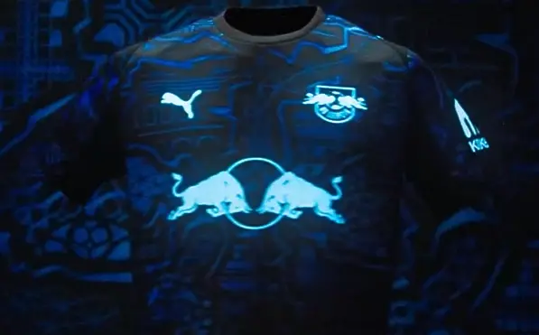 Новата, светеща в тъмното, фланелка на РБ Лайпциг / x.com/RBLeipzig