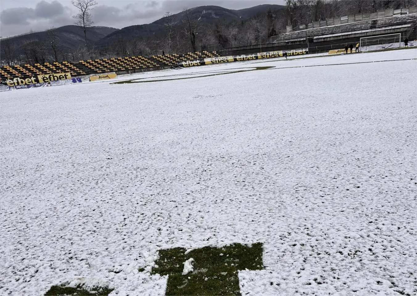Въпреки снега - в Перник ще има мач и молебен