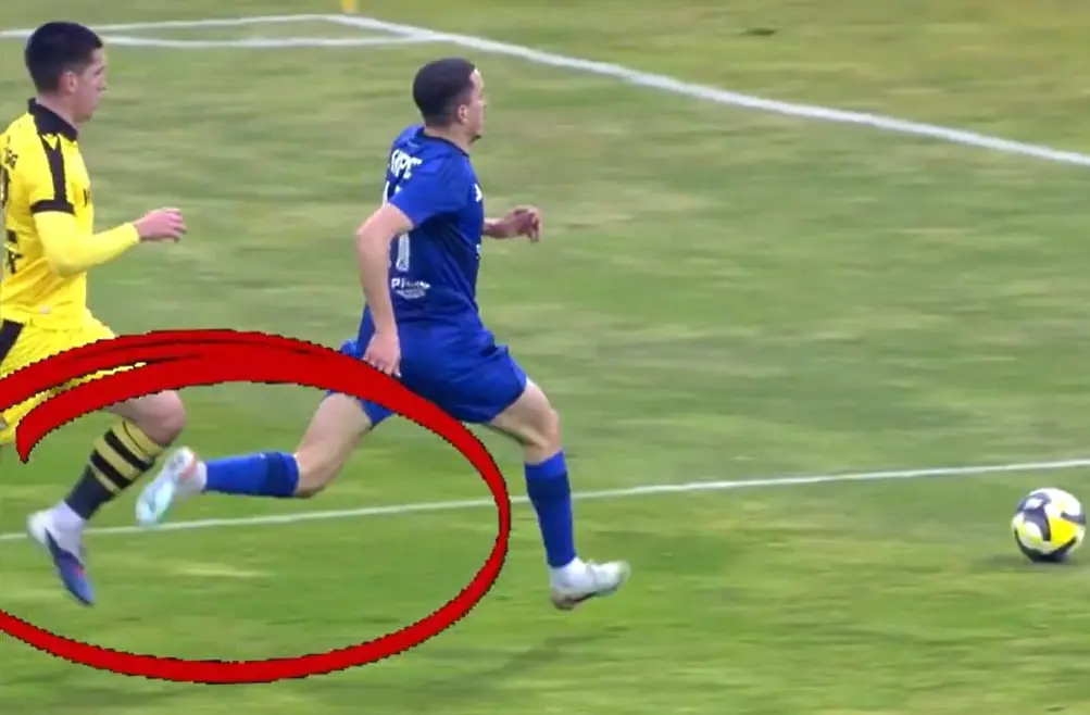 Акрам Бурас (Левски) потърси дузпа за нарушение на Ивайло Видев (Ботев Пловдив) / BFU TV