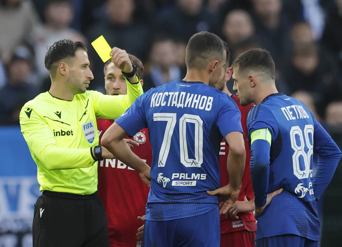 Радослав Гидженов раздава картони / startphoto.bg 