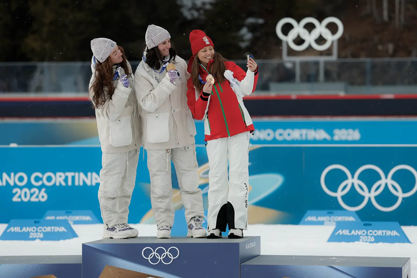 Лора Христова на почетната стълбичка в Милано/Кортина / Getty Images