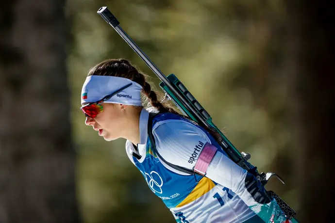 Перфектна стрелба прати Лора Христова в топ 10 в преследването на 10 км